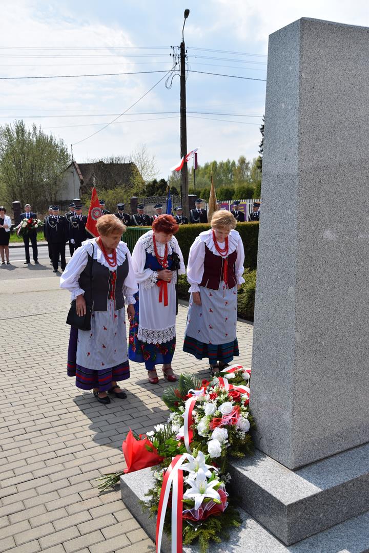 Zdjęcie przedstawiające moment złożenia kwiatów pod Pomnikiem Niepodległości przez przedstawicieli związków KGW z terenu gminy