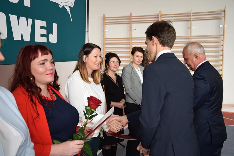 Zdjęcie przedstawiające rozdanie nagród wójta