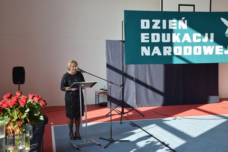 Zdjęcie przedstawiające rozdanie nagród dyrektora