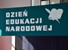 Zdjęcie przedstawiające napis Dzień Edukacji Narodowej na planszy na sali gimnastycznej w szkole w Przeczyzcach