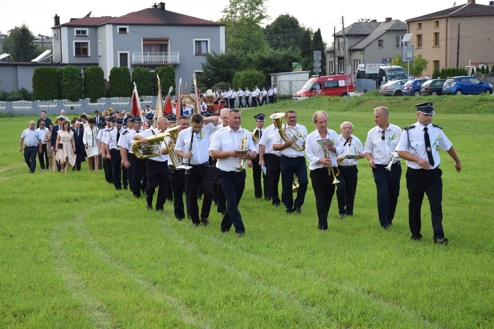 Zdjęcie przedstawiające korowód dożynkowy