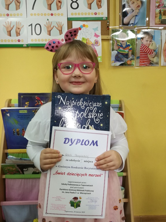 Zdjęcie Nikoli trzymającej dyplom za zajęcie I miejsca