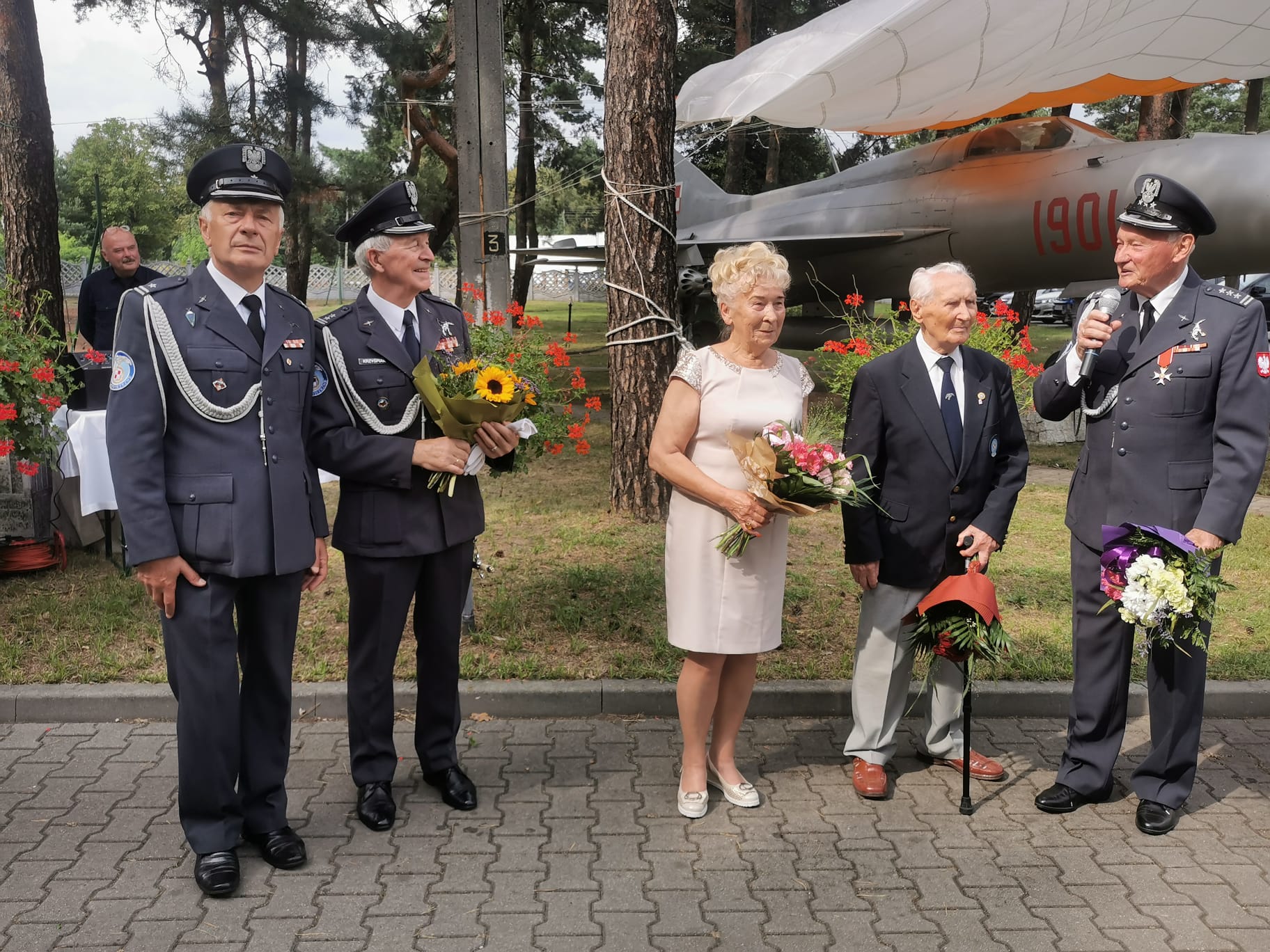 Zdjęcie przedstawiające przemowę emerytowanych pilotów