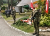 Fragment zdjęcia przedstawiający musztrę przy pomniku lotnictwa w Mierzęcicach Osiedle