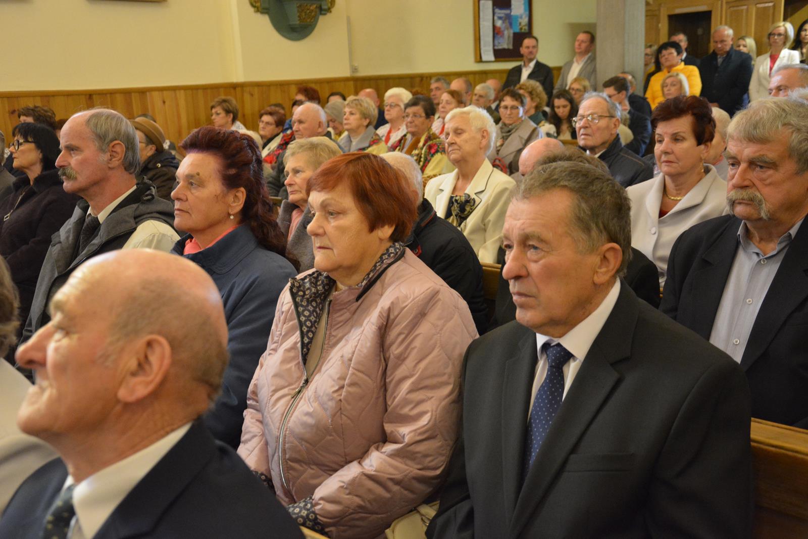 Zdjęcie przedstawiające jubilatów uczestniczących w mszy świętej w ich intencji