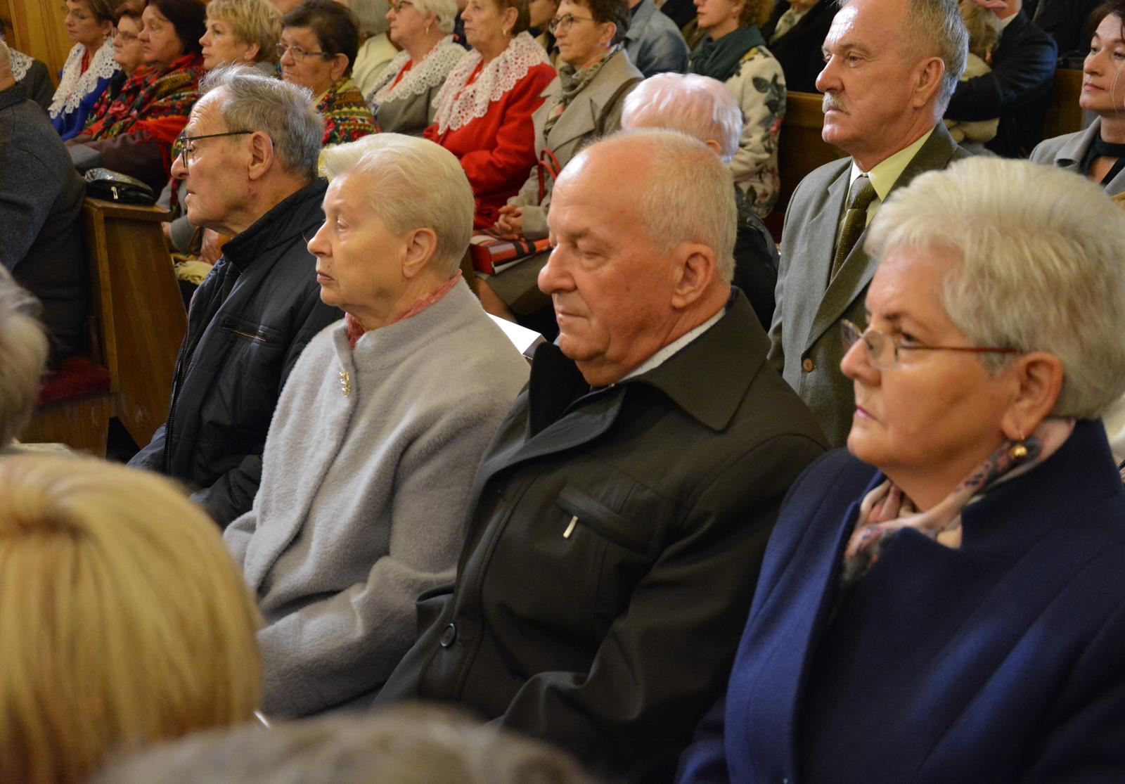 Zdjęcie przedstawiające jubilatów uczestniczących w mszy świętej w ich intencji