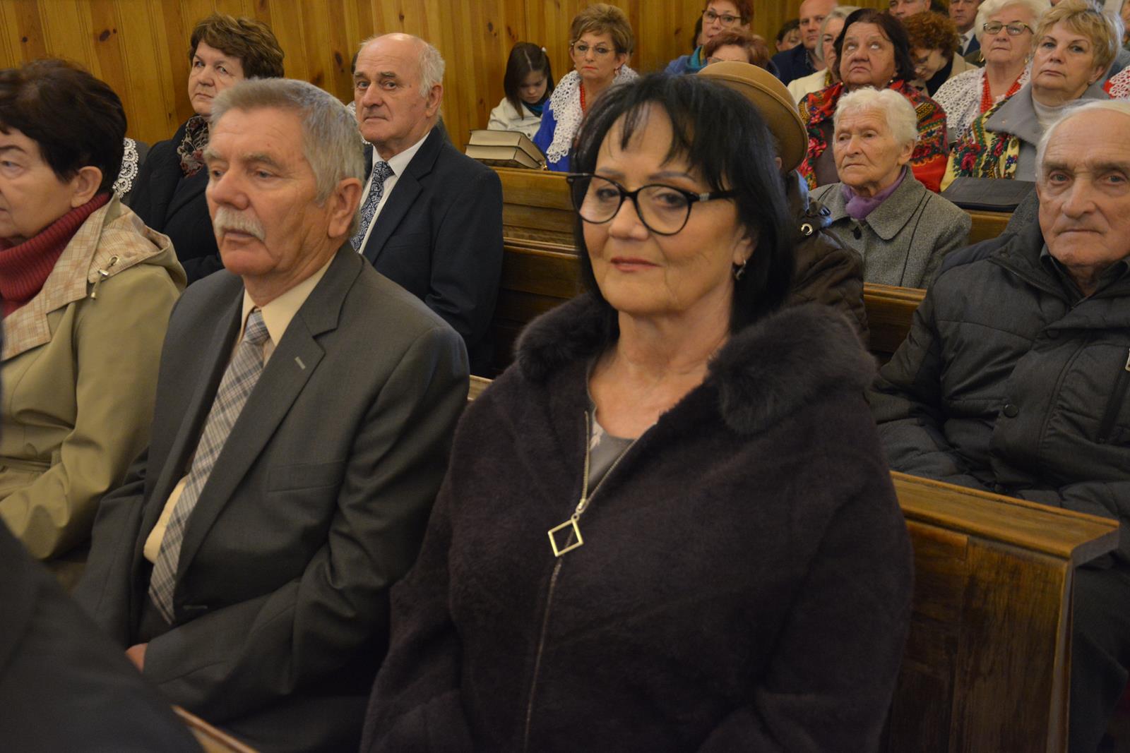Zdjęcie przedstawiające jubilatów uczestniczących w mszy świętej w ich intencji