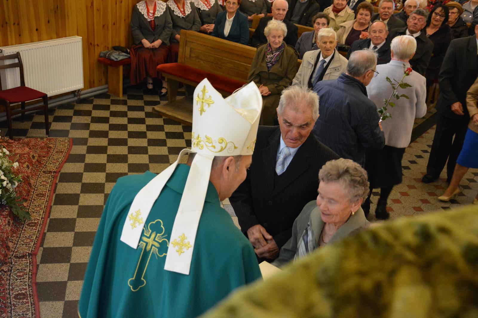 Zdjęcie przedstawiające jubilatów uczestniczących w mszy świętej w ich intencji