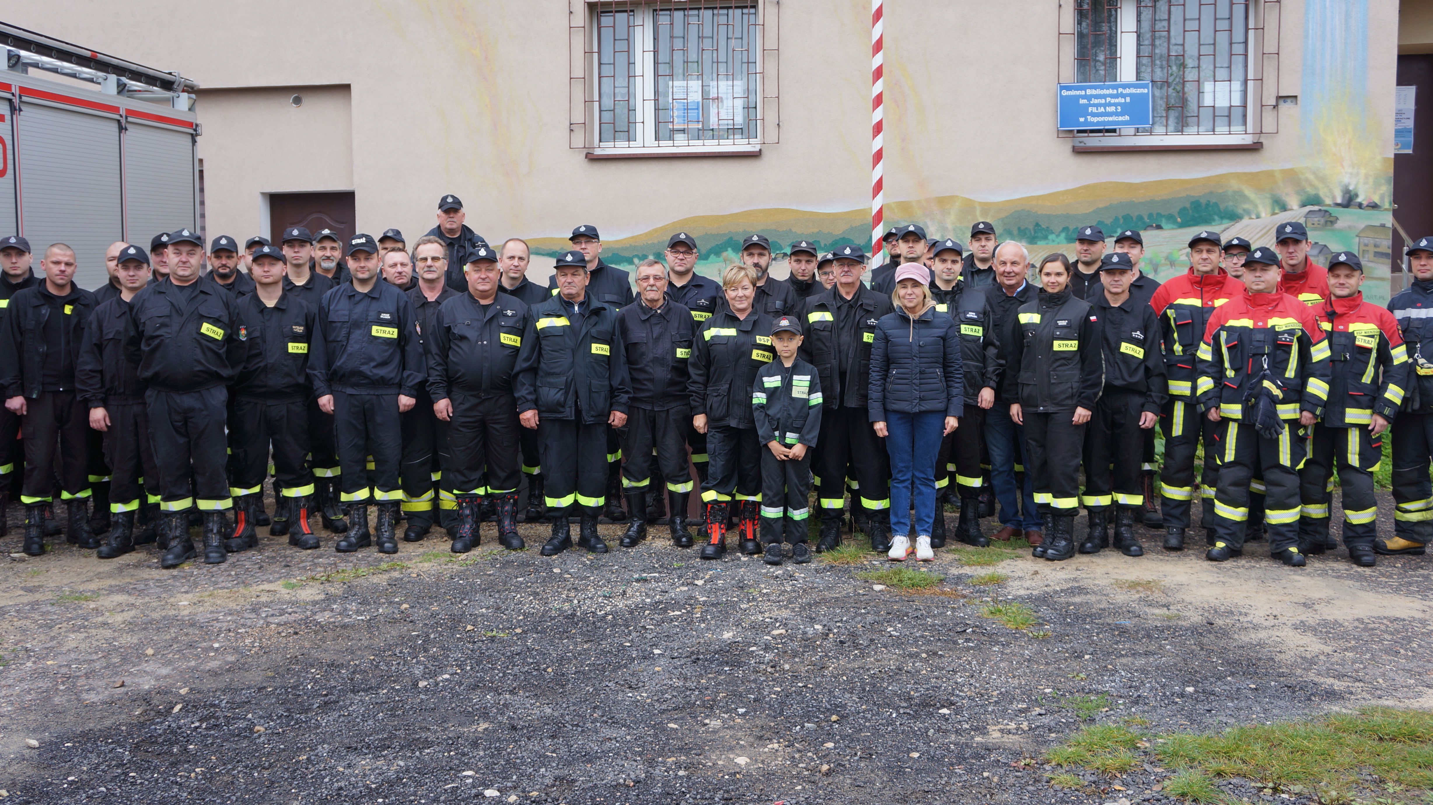 Zdjęcie przedstawiające wspólne zdjęcie członków OSP, Wójta Gminy Mierzęcice oraz Pani Poseł Barbary Dolniak