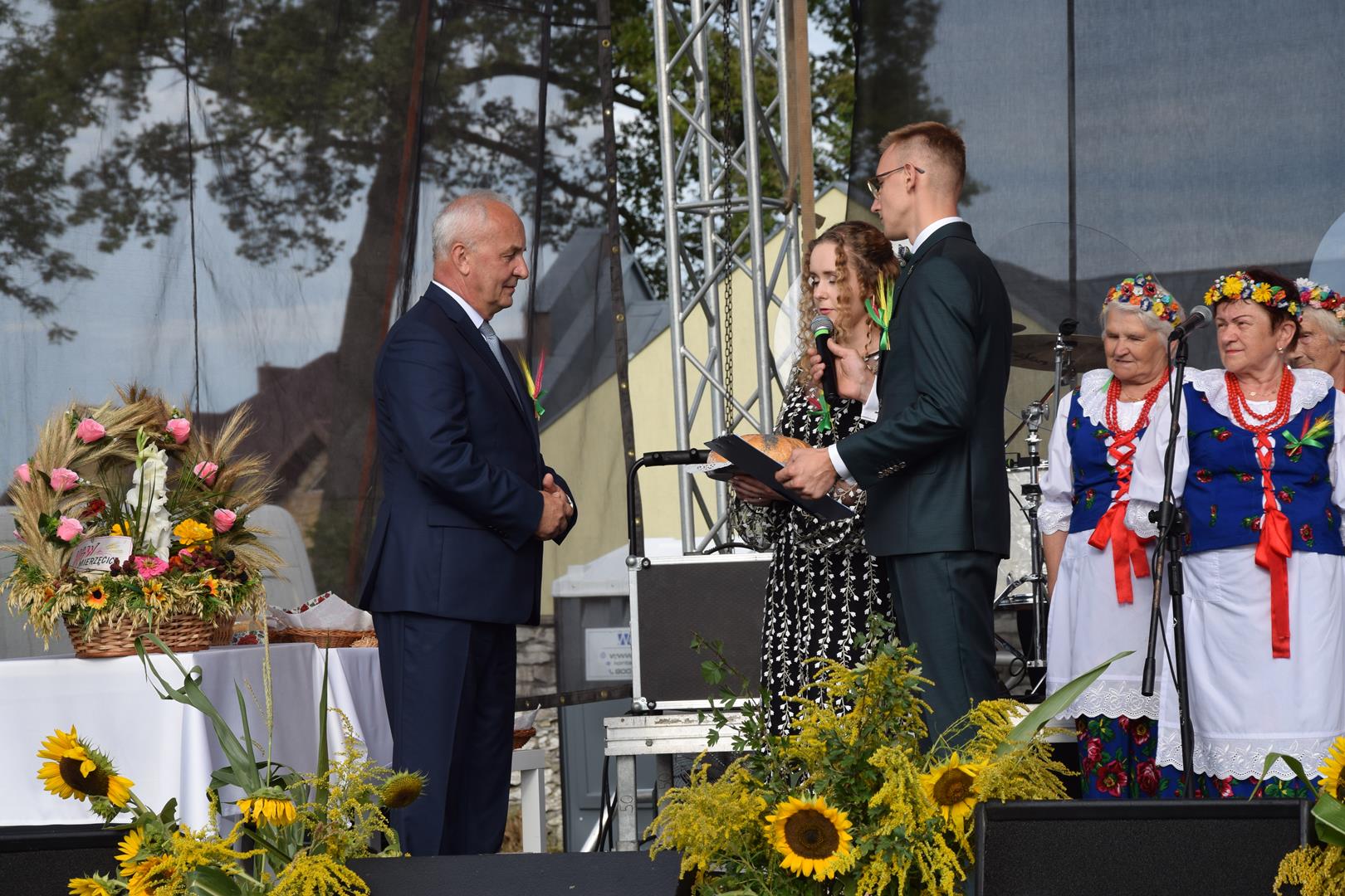 Zdjęcie przedstawia fragment obrzędu dożynkowego