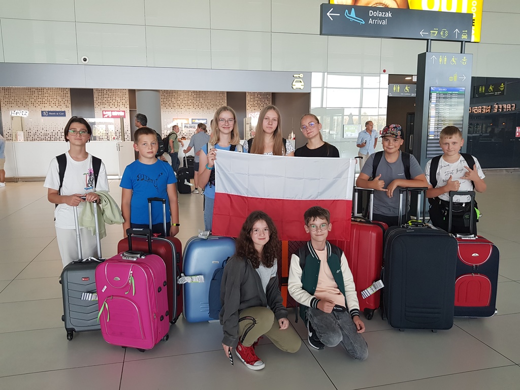 Zdjęcie przedstawiające uczniów z SP1 na lotnisku