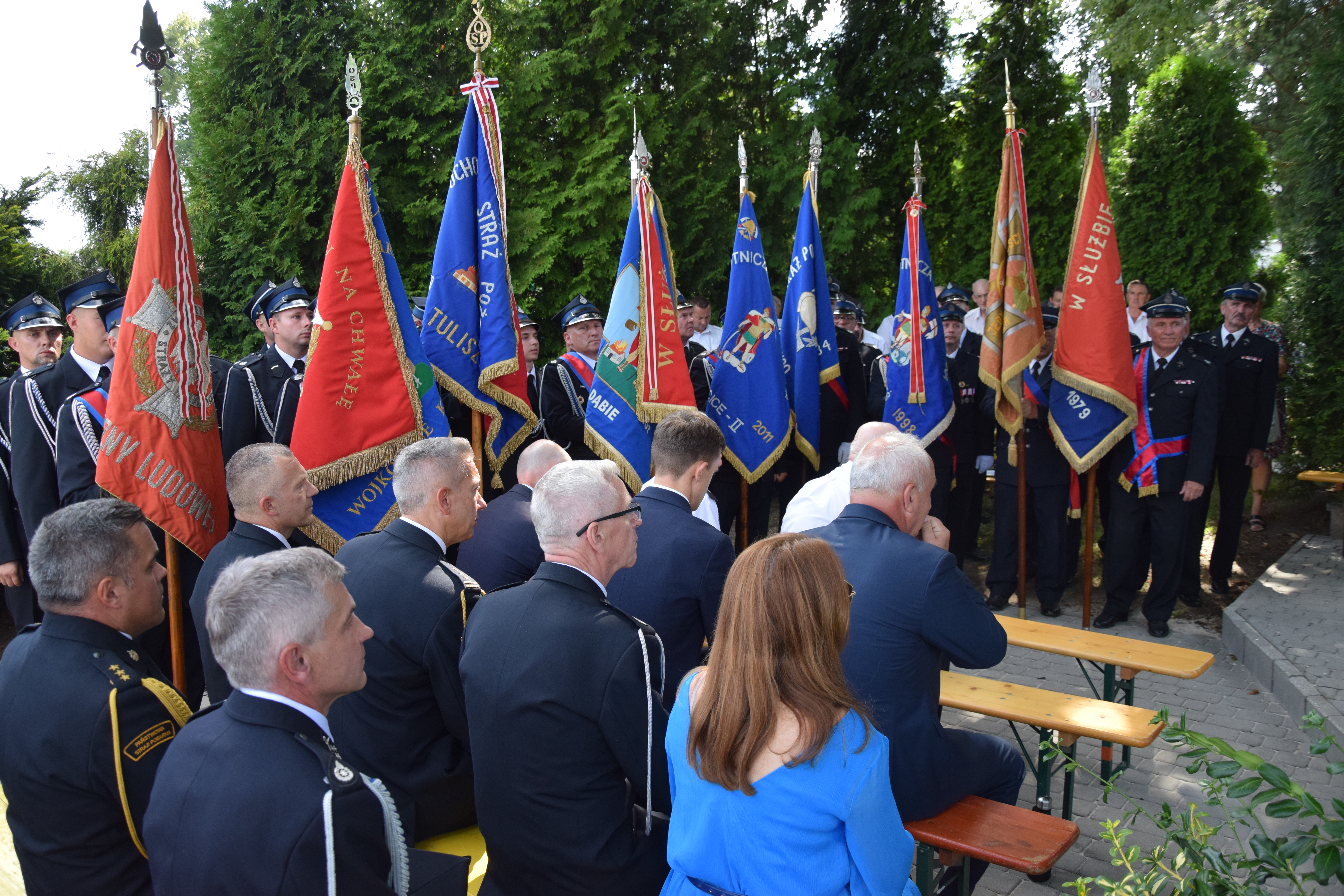 Zdjęcie przedstawia uczestników Jubileuszu 100-lecia OSP Toporowice podczas Mszy Świętej