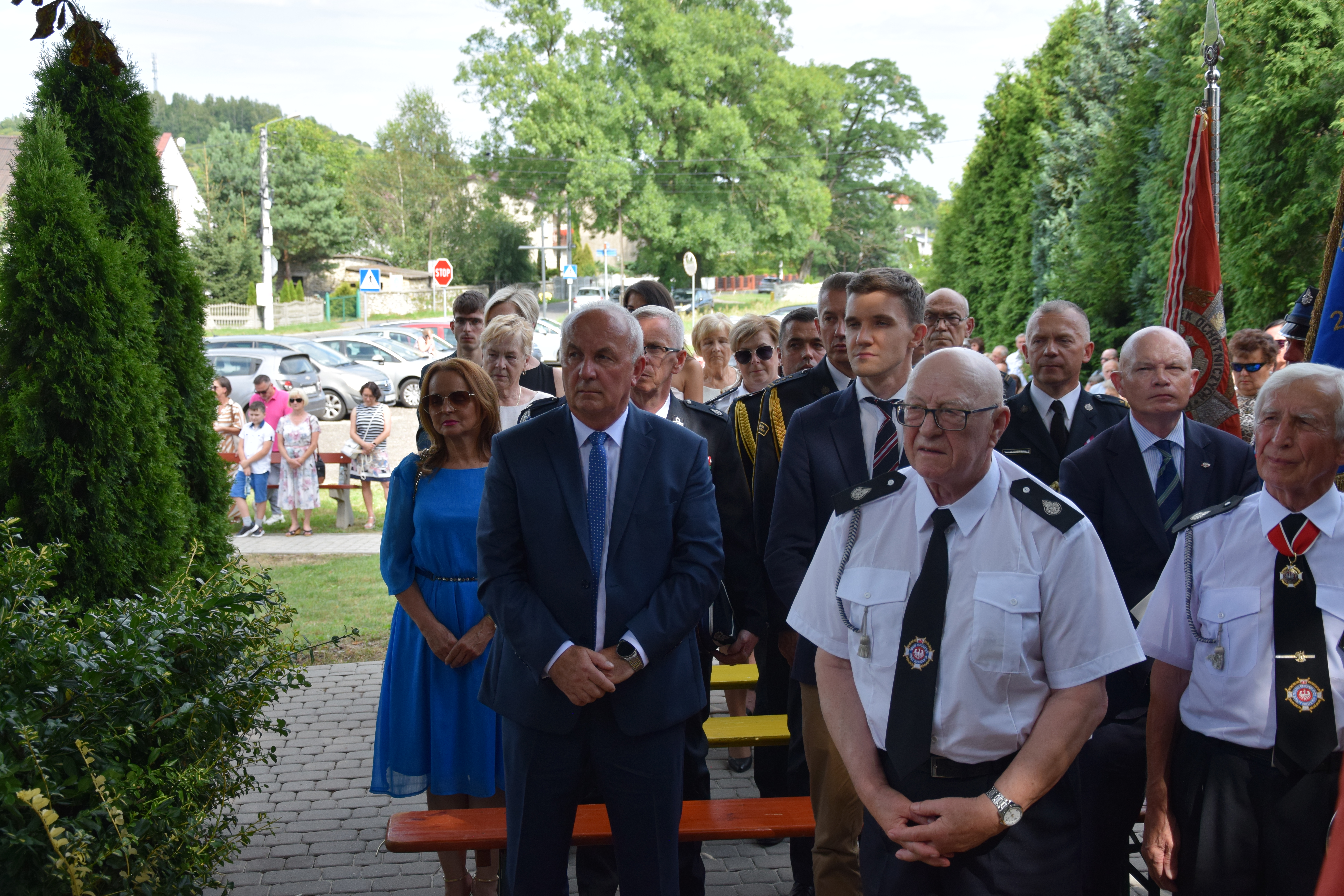 Zdjęcie przedstawia uczestników Jubileuszu 100-lecia OSP Toporowice podczas Mszy Świętej