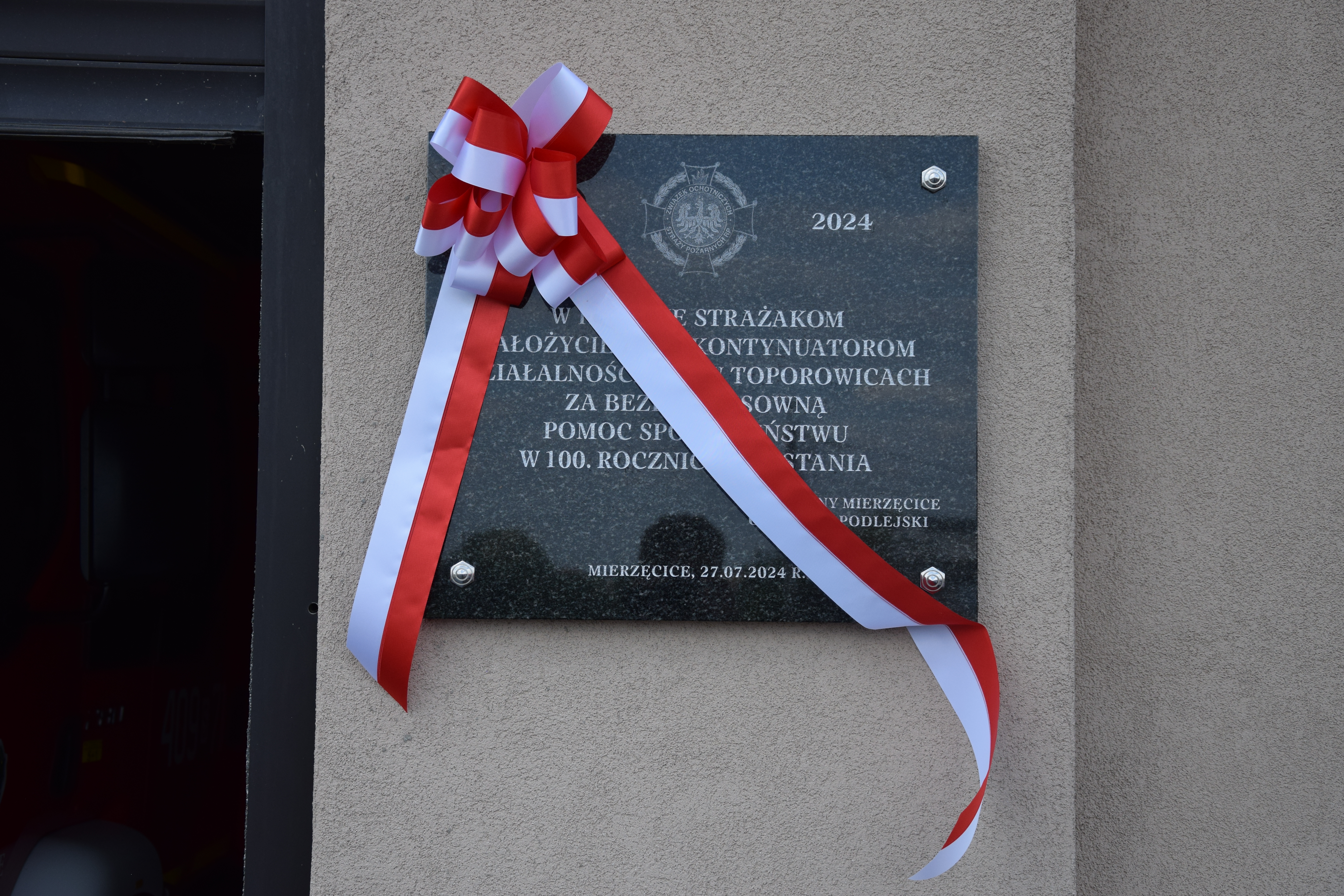 Zdjęcie przedstawia tablicę pamiatkową dla OSP Toporowice z okazji Jubileuszu 100-lecia