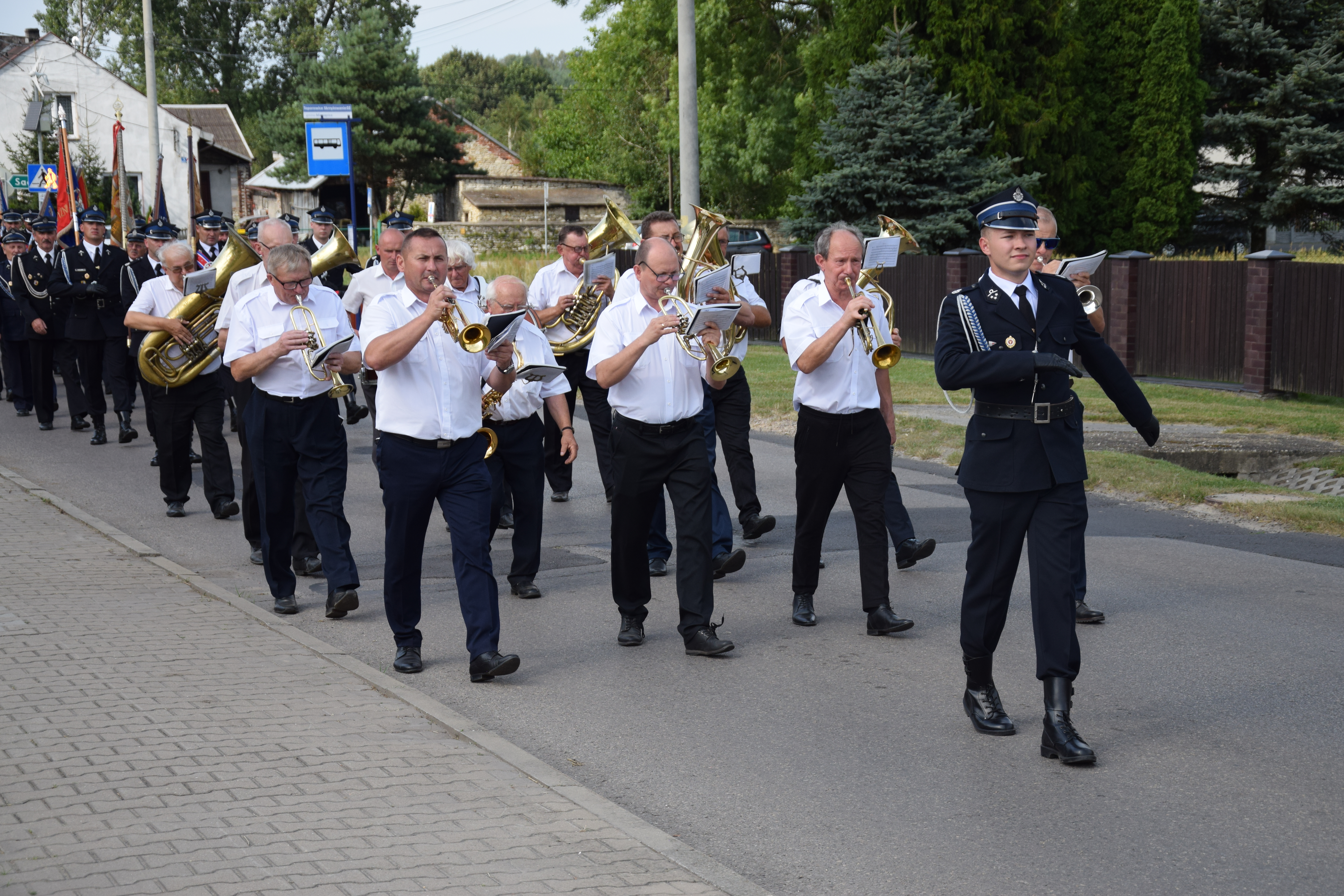 Zdjęcie przedstawia uczestników Jubileuszu 100-lecia OSP Toporowice