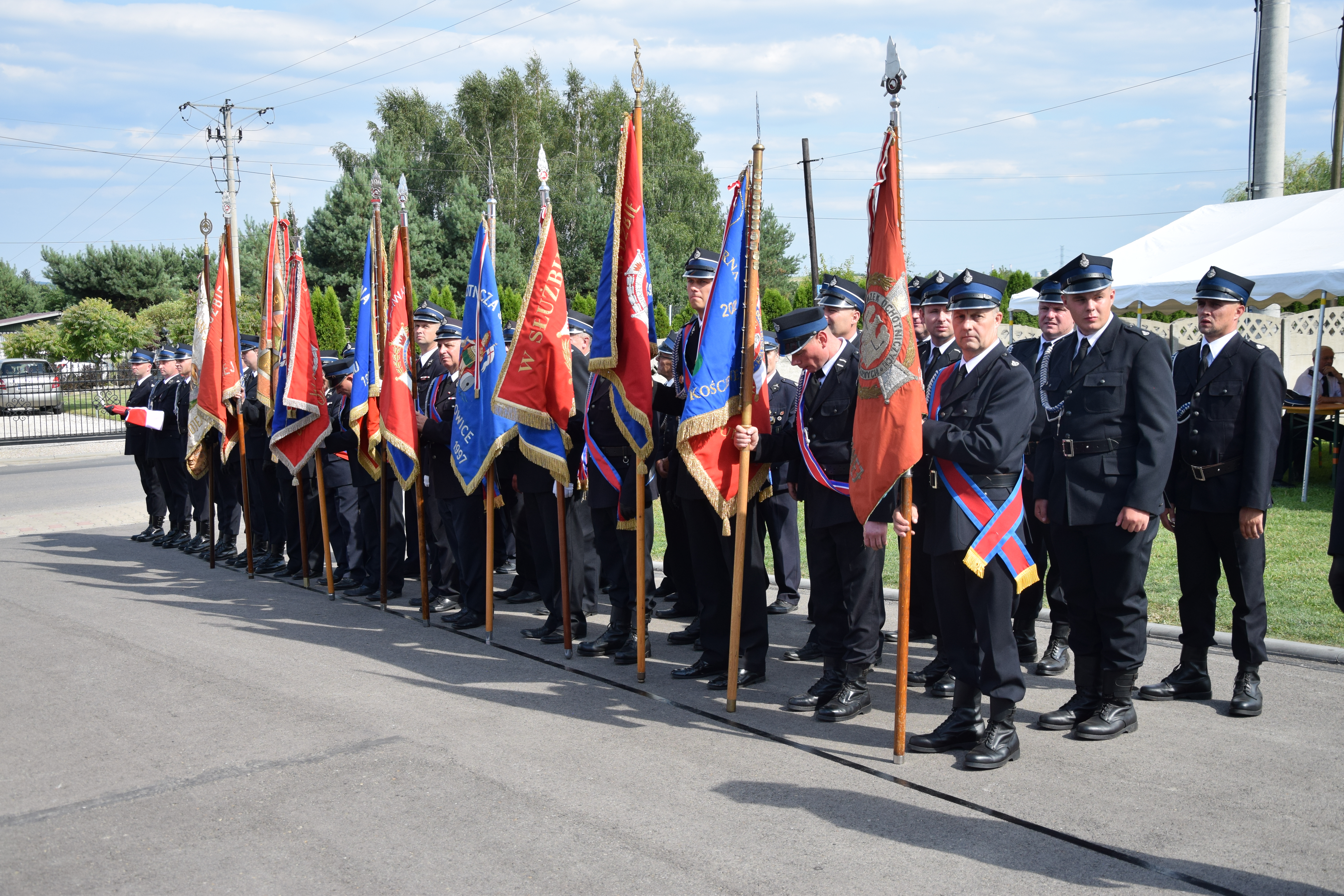 Zdjęcie przedstawia uczestników Jubileuszu 100-lecia OSP Toporowice