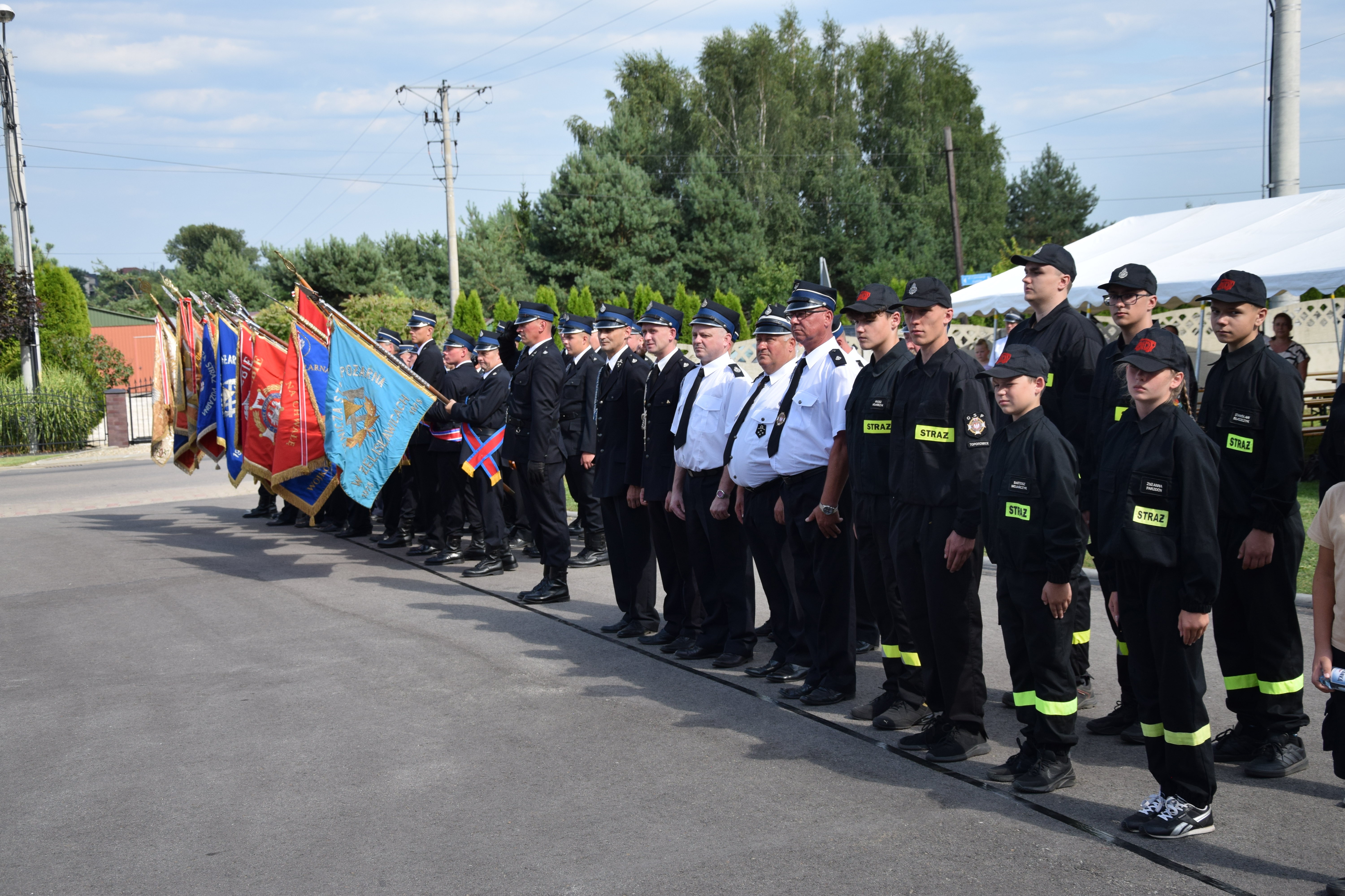Zdjęcie przedstawia uczestników Jubileuszu 100-lecia OSP Toporowice