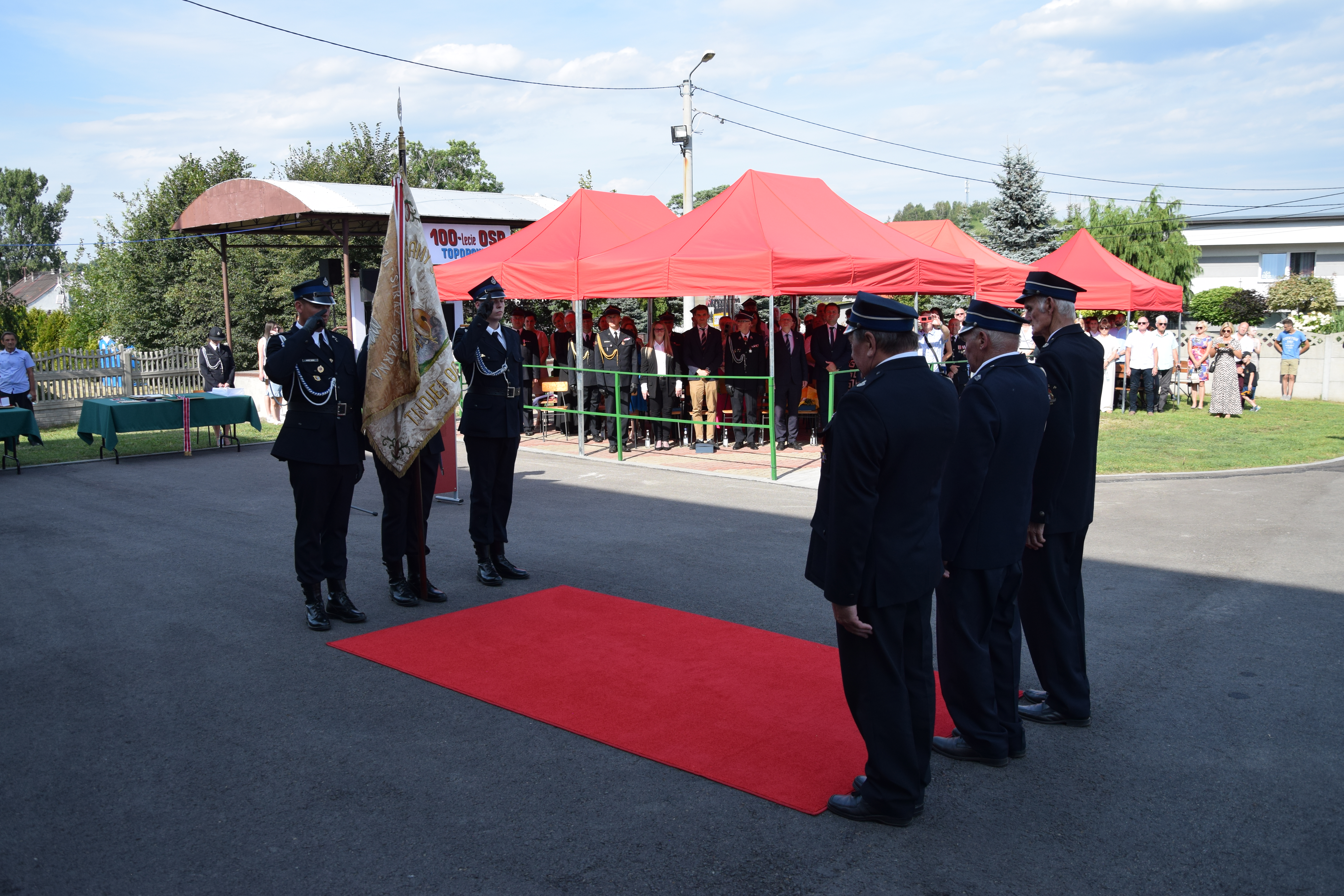 Zdjęcie przedstawia uczestników Jubileuszu 100-lecia OSP Toporowice
