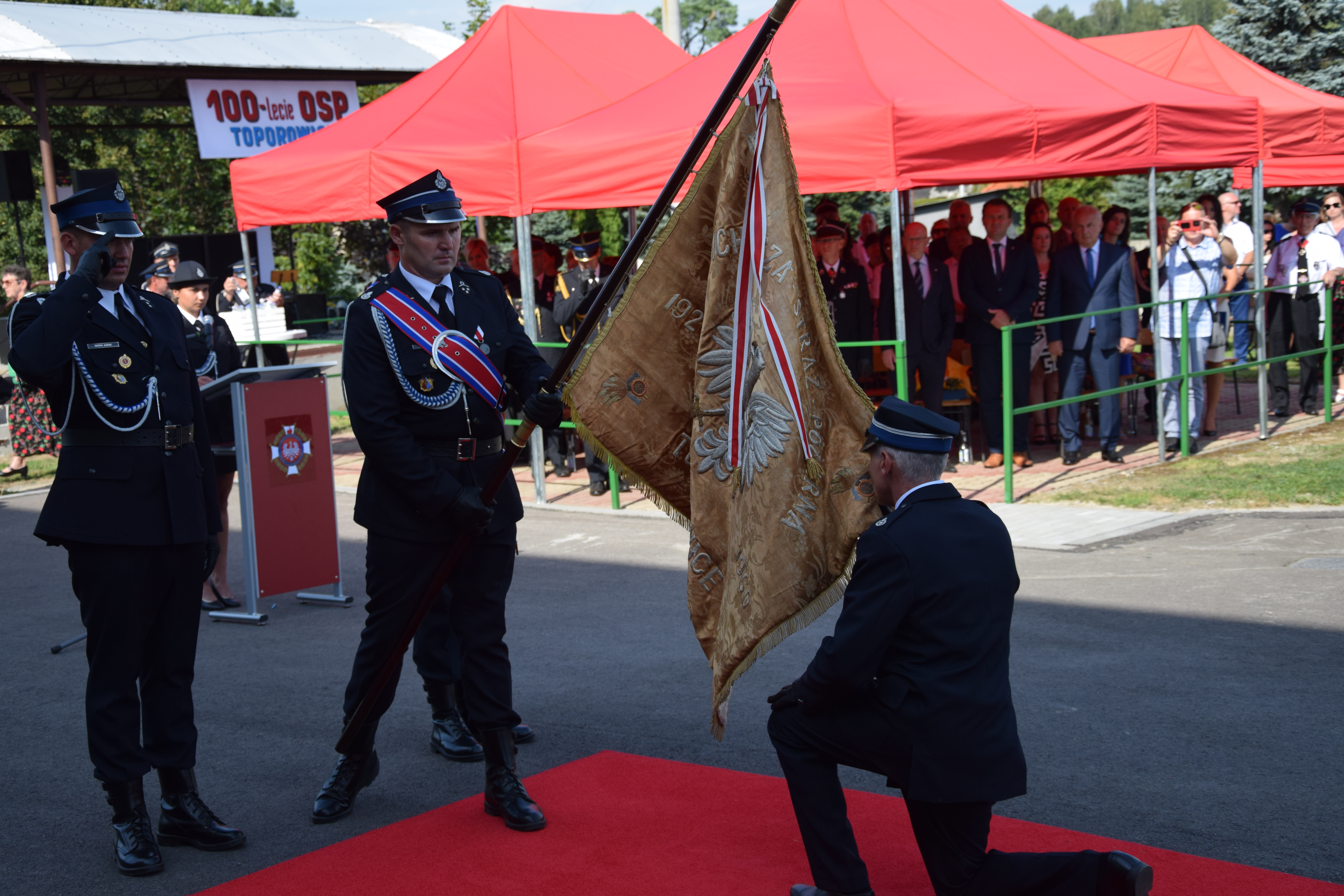 Zdjęcie przedstawia uczestników Jubileuszu 100-lecia OSP Toporowice