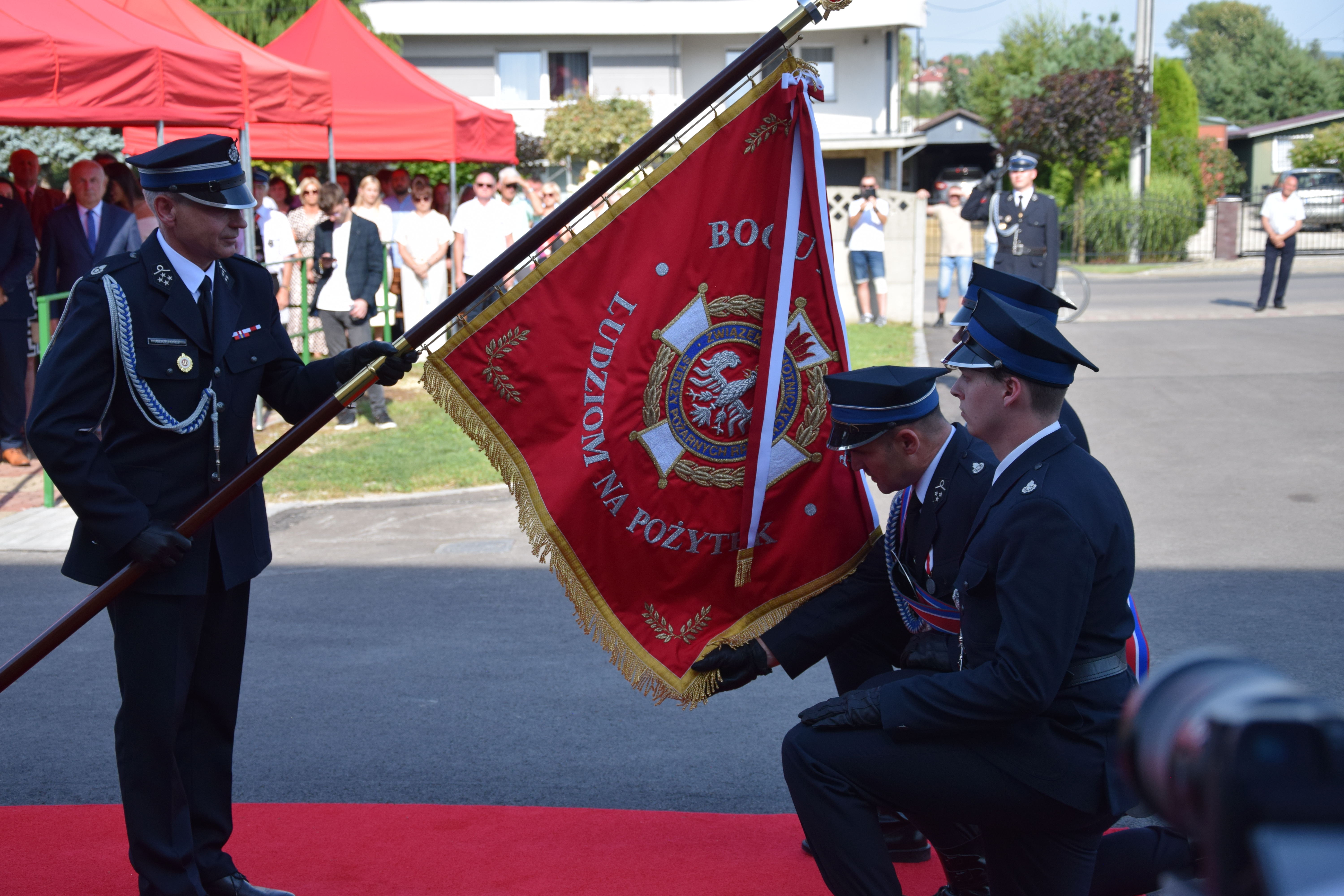 Zdjęcie przedstawia uczestników Jubileuszu 100-lecia OSP Toporowice