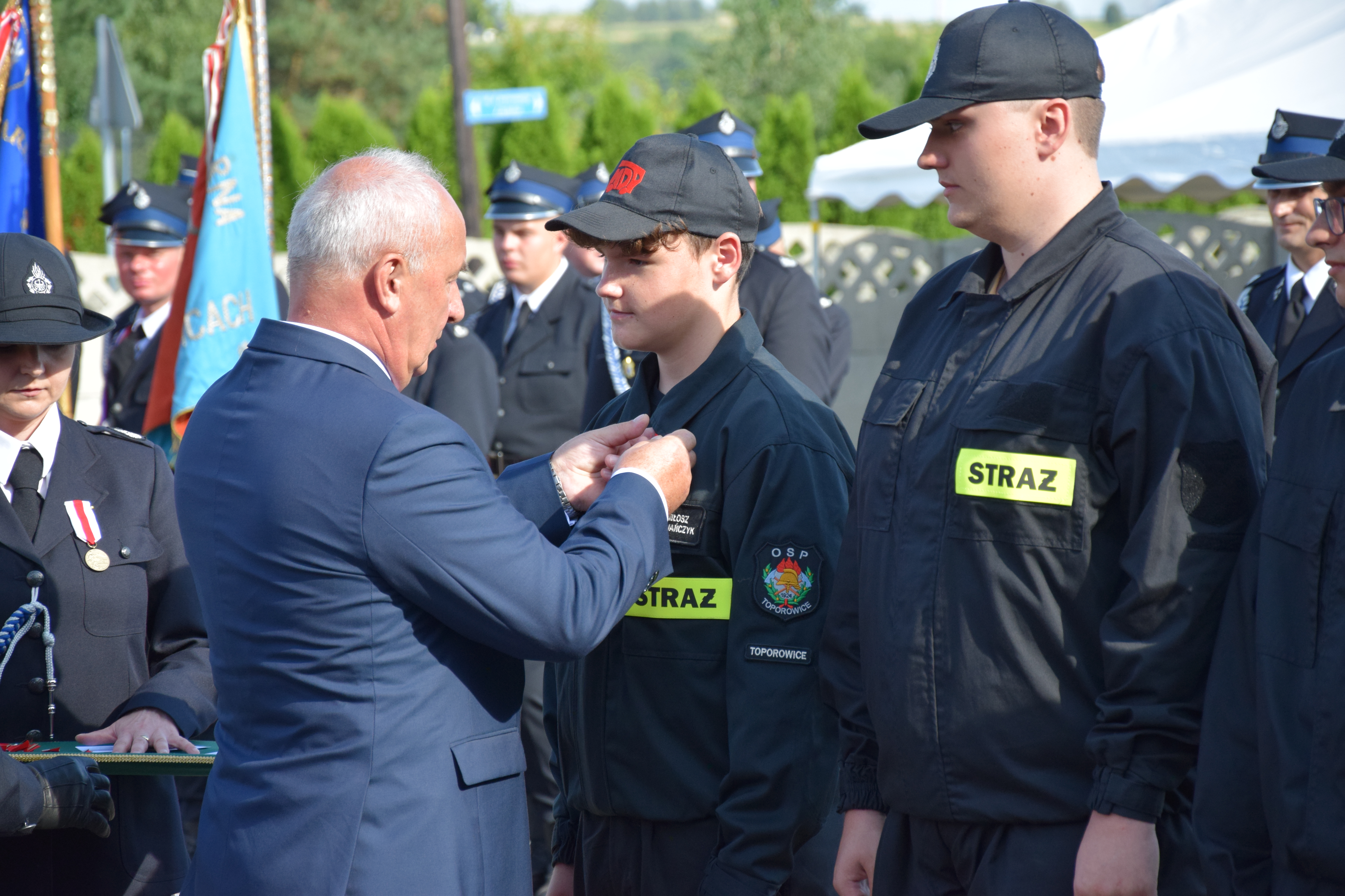 Zdjęcie przedstawia uczestników Jubileuszu 100-lecia OSP Toporowice