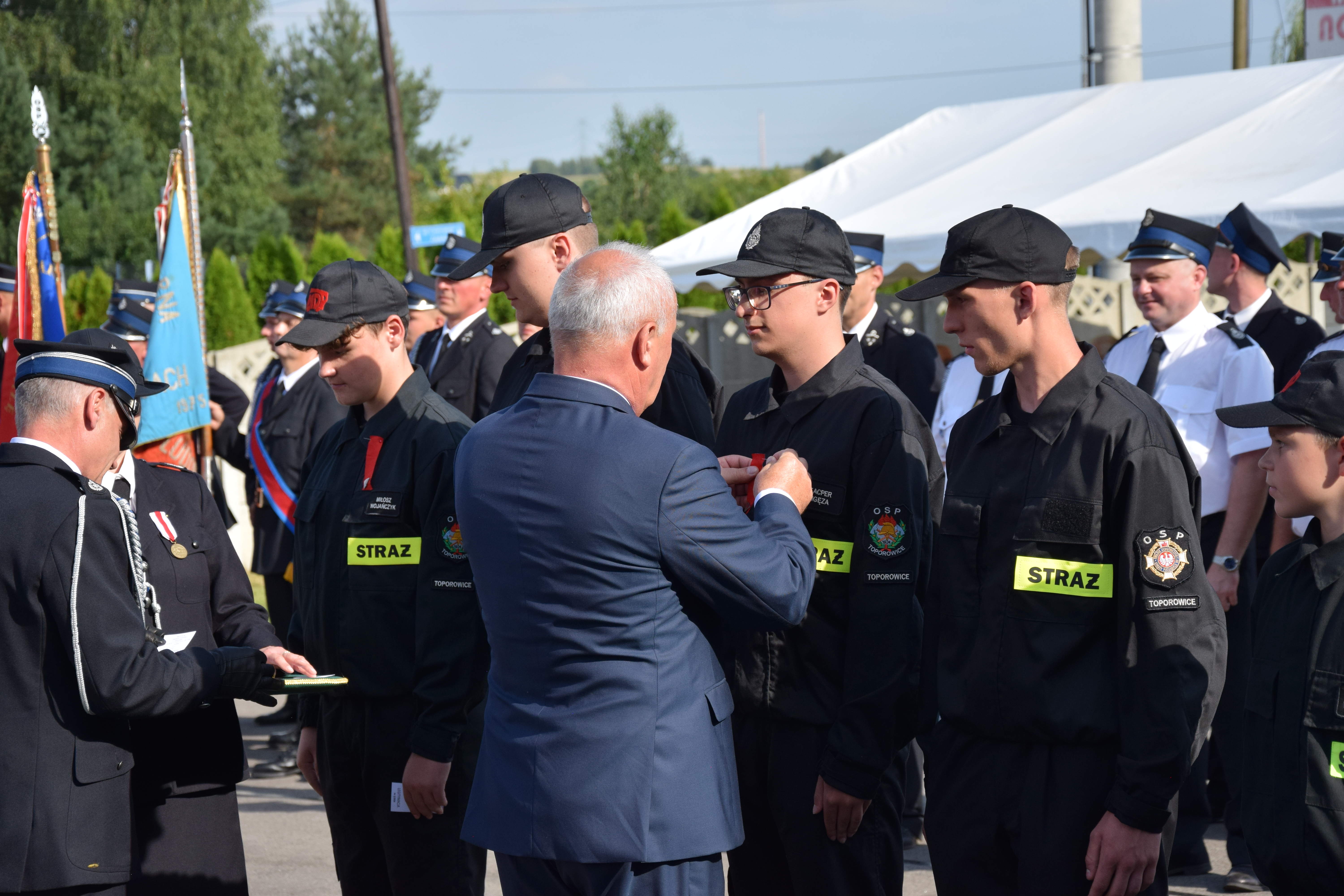 Zdjęcie przedstawia uczestników Jubileuszu 100-lecia OSP Toporowice