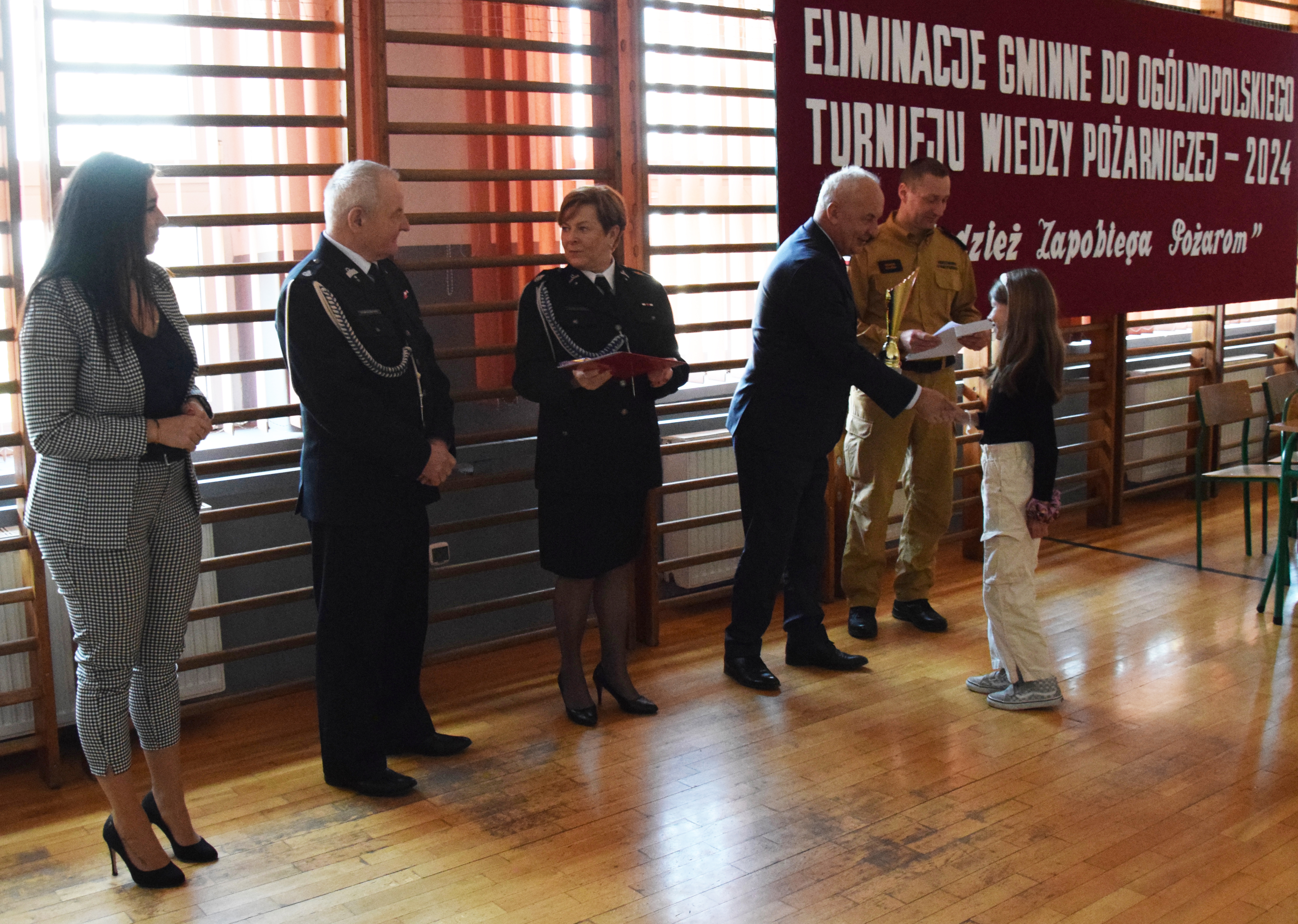Zdjęcie przedstawia wręczanie Pucharu i dyplomu uczestnikowi Turnieju