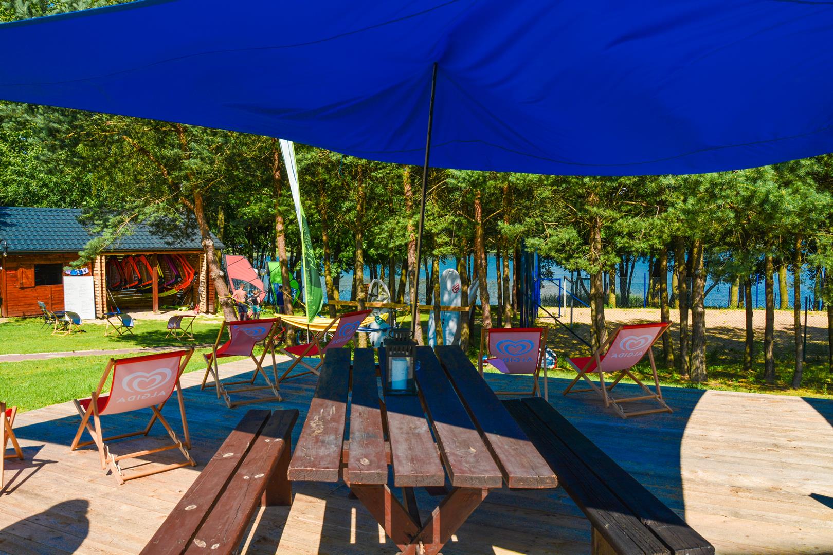 Zdjęcie przedstawiające ławeczkę znajdującą się na terenie Marinasurf