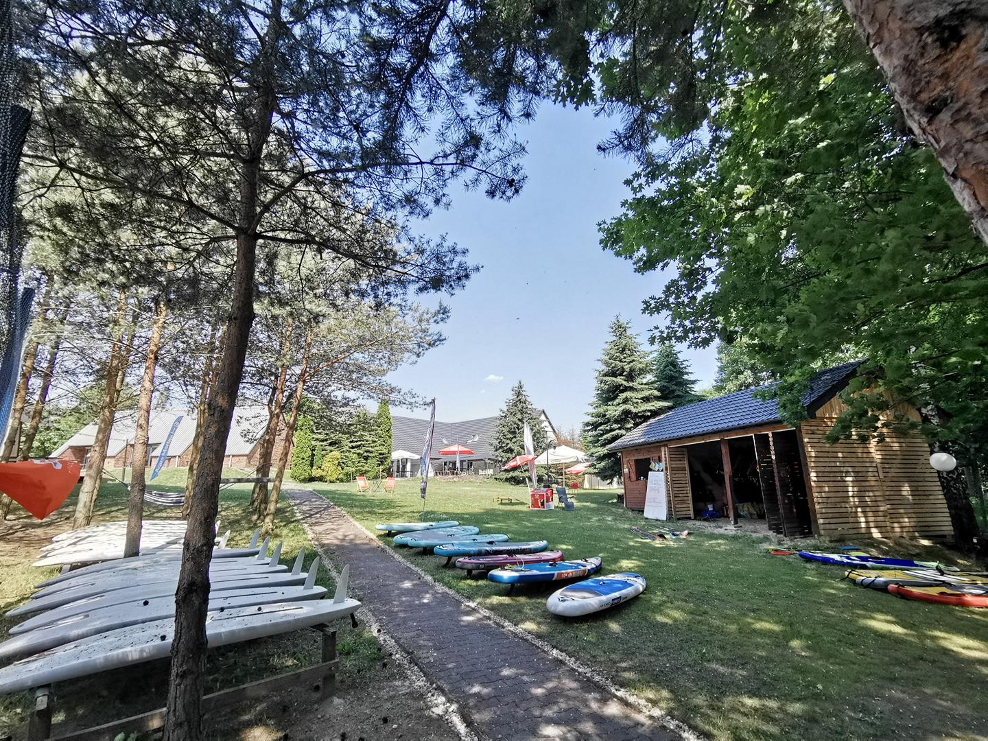 Zdjęcie przedstawiające kajaki oraz inny sprzęt na terenie Marinasurf