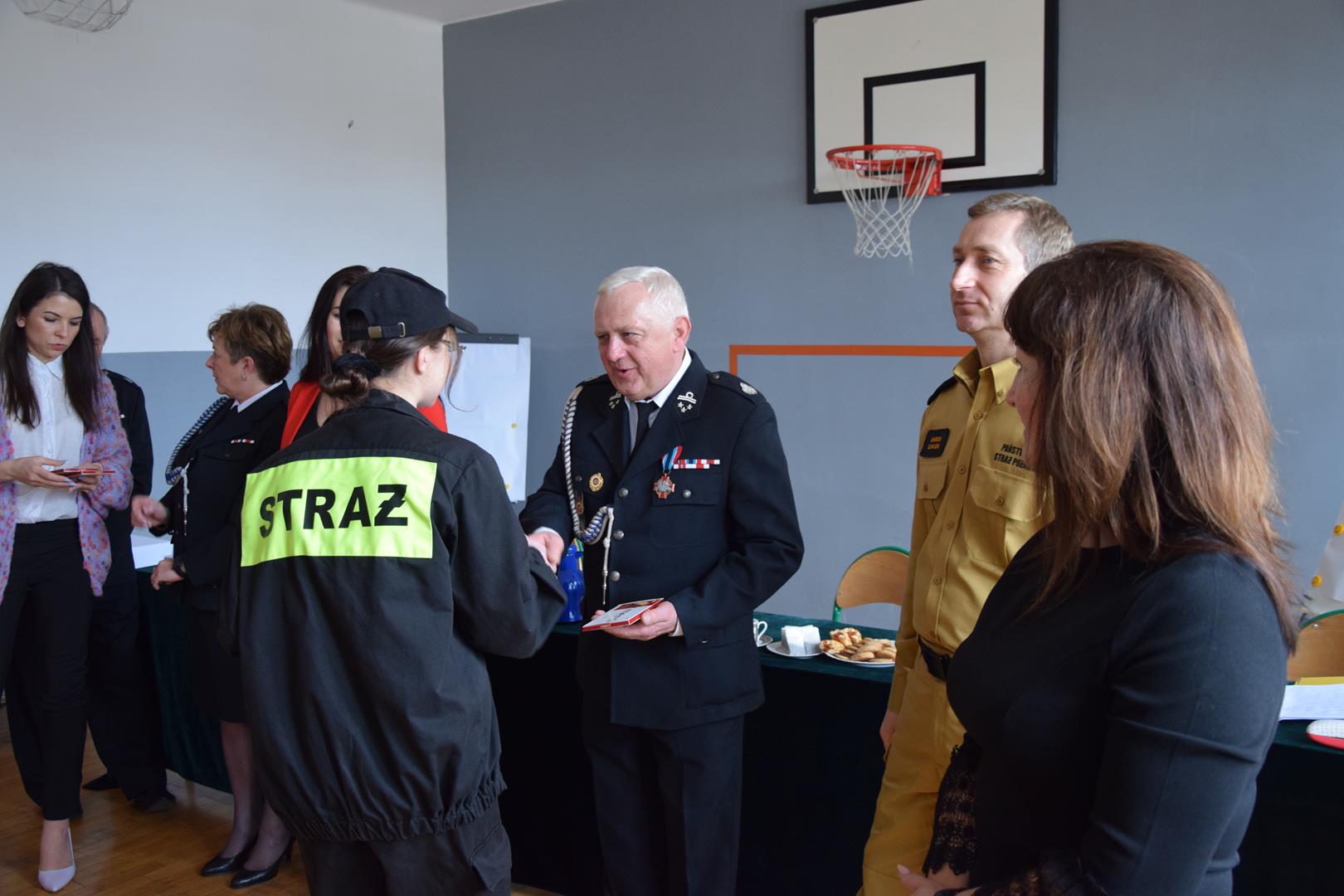 Zdjęcie przedstawiające moment nagradzania laureatów eliminacji