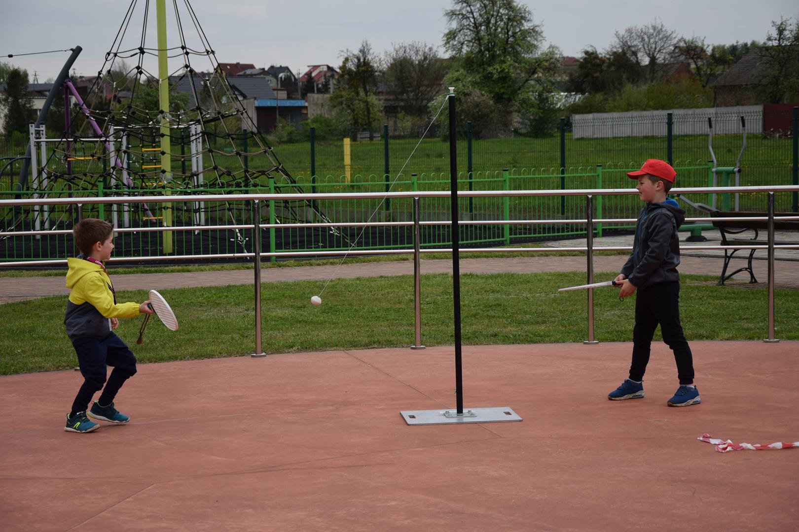 Zdjęcie przedstawiające dwóch chłopców grających w tenisa