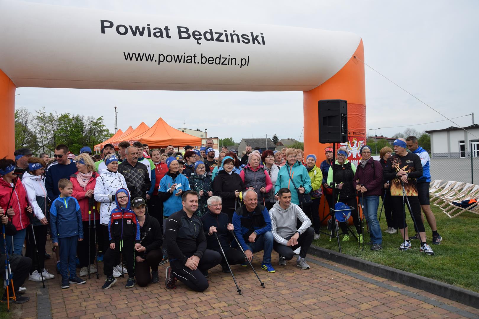 Zdjęcie przedstawiające pozujących uczestników biegu
